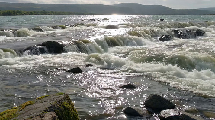 湍急河流与河中礁石景观 湍急河流与河中礁石景观