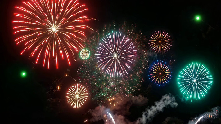 夜空中绽放的多彩烟花 夜空中绽放的多彩烟花