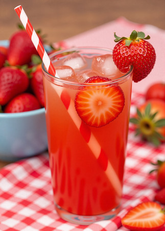 一杯草莓果汁饮料