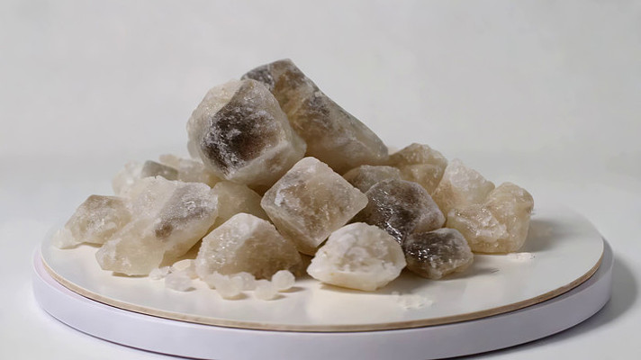 白色平台上的块状晶体素材