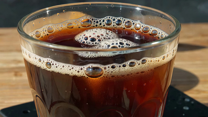 玻璃杯装深色饮料特写