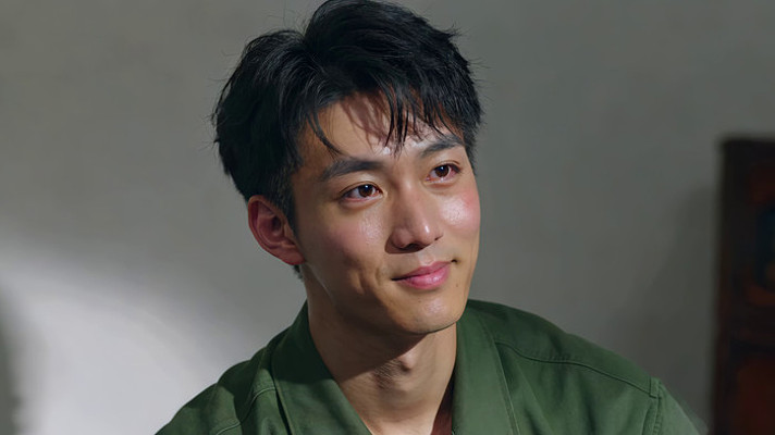 穿绿衣男子近景特写 穿绿衣男子近景特写