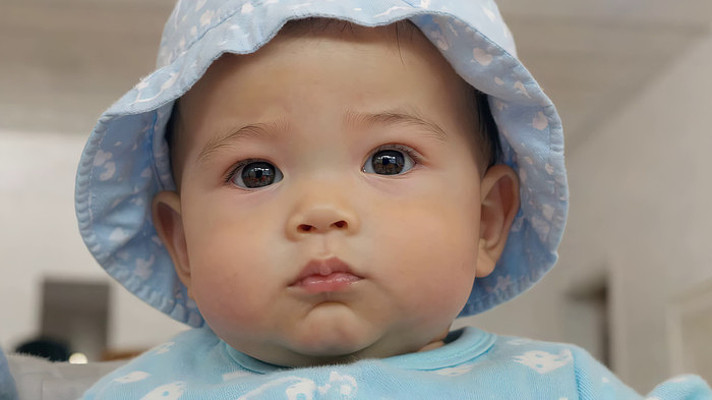 戴蓝帽子宝宝近景画面 戴蓝帽子宝宝近景画面