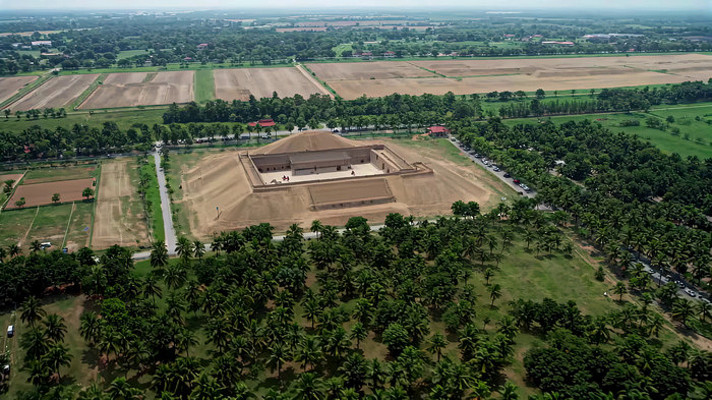 俯瞰田野间的古老建筑 俯瞰田野间的古老建筑