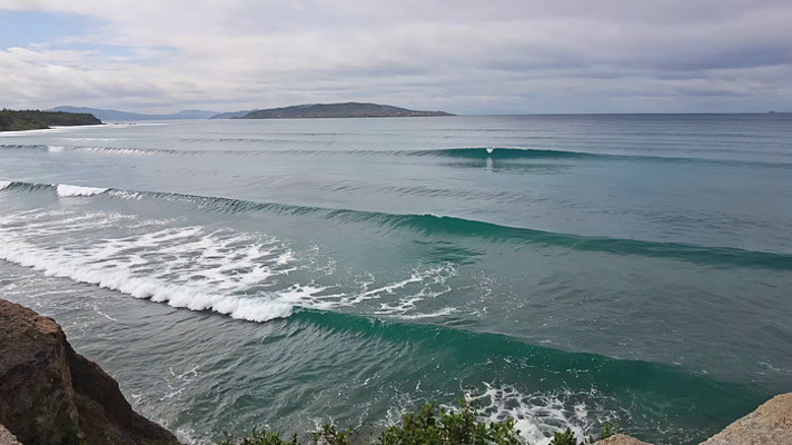 海岸边海浪翻涌景象 海岸边海浪翻涌景象