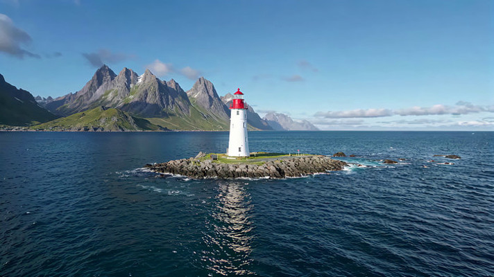 海上灯塔与远山风景