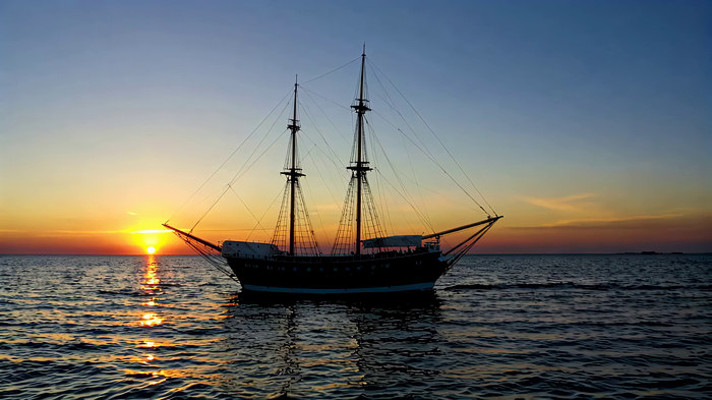 海上帆船日落景象