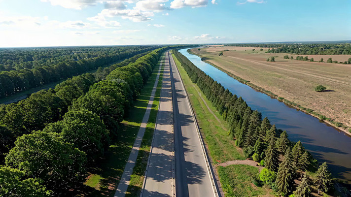 航拍公路旁树林与河流景观 航拍公路旁树林与河流景观