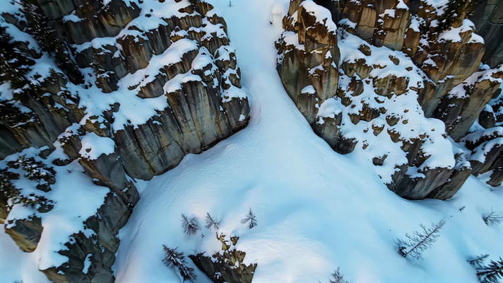 航拍雪覆山林岩石景象 航拍雪覆山林岩石景象