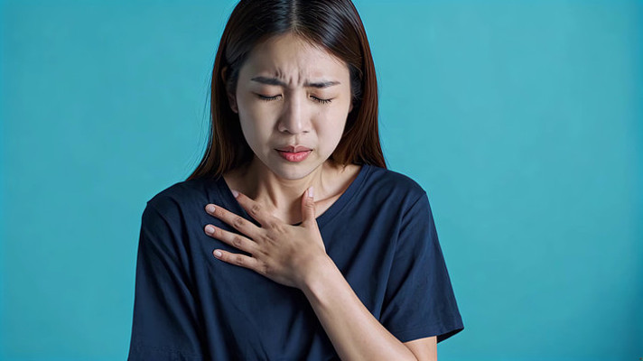 女性按胸口表现不适