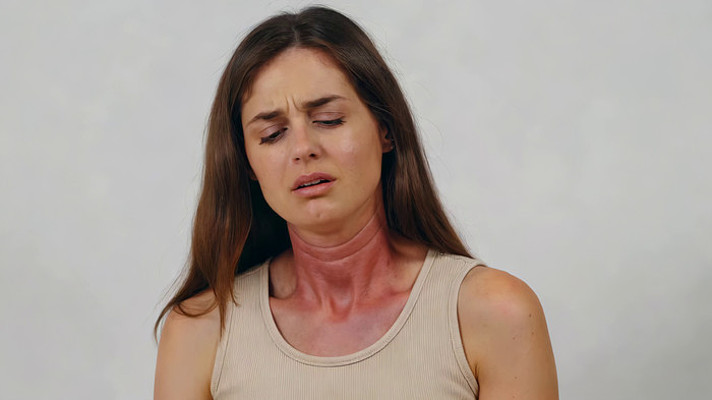 女性颈部皮肤不适特写