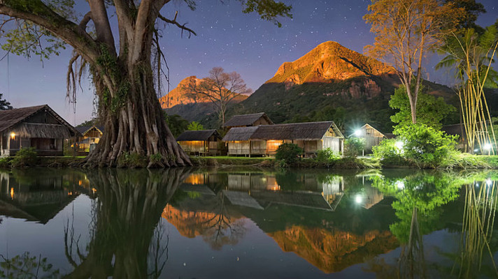 山村湖畔夜景与远山倒影 山村湖畔夜景与远山倒影