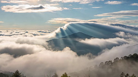 山间云海阳光穿透景象