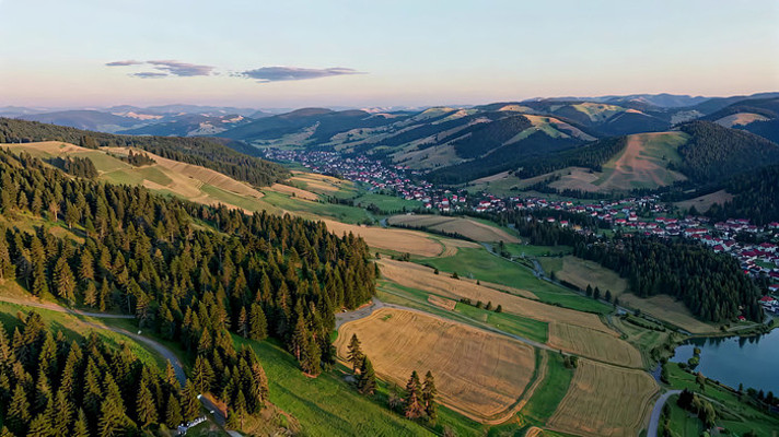 山丘森林村庄航拍全景 山丘森林村庄航拍全景