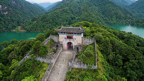 山水间古建筑俯瞰全景