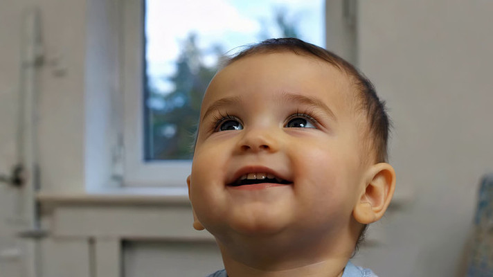 室内仰头微笑的婴儿 室内仰头微笑的婴儿