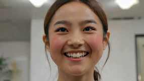 微笑女性面部特写素材
