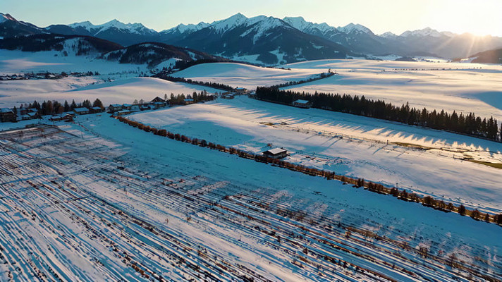 雪山下的冬日田野村庄全景 雪山下的冬日田野村庄全景