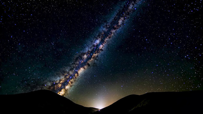 夜空下的山脉与璀璨银河 夜空下的山脉与璀璨银河