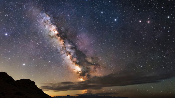 夜空下的银河与山峦景观 夜空下的银河与山峦景观
