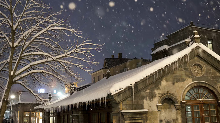 夜晚雪景中的古老建筑