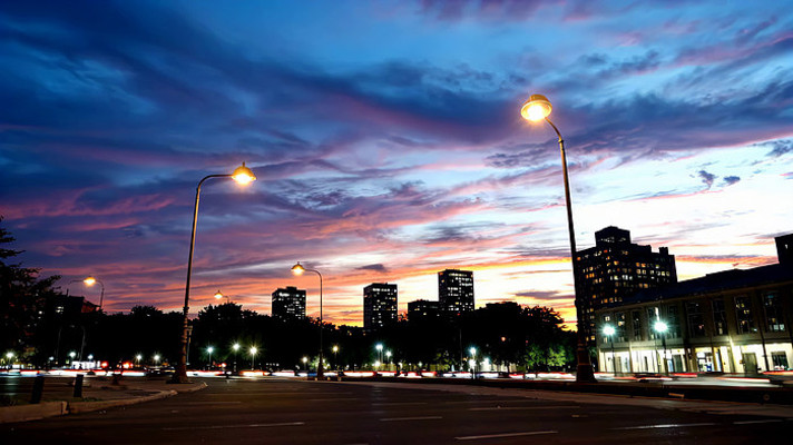 城市街道晚霞夜景