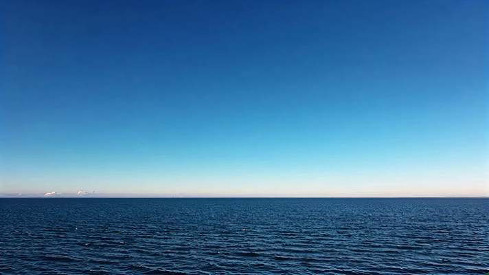 广阔海面与蓝天全景