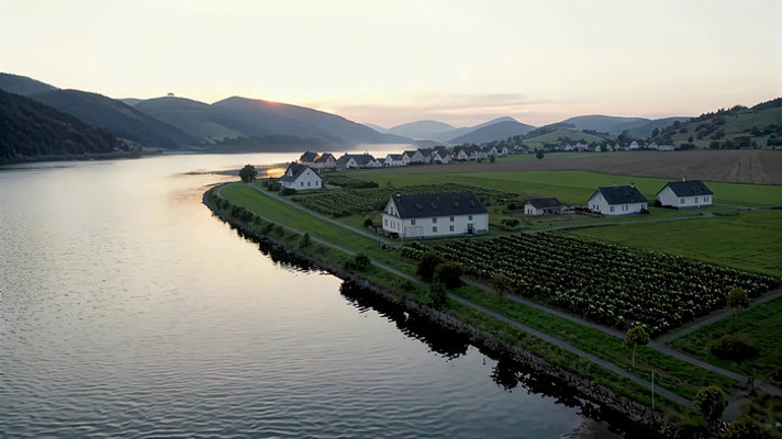 河畔乡村风光航拍全景 河畔乡村风光航拍全景