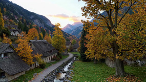 山村秋日自然风光全景