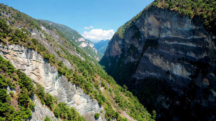 山谷间壮丽山脉自然风光 山谷间壮丽山脉自然风光