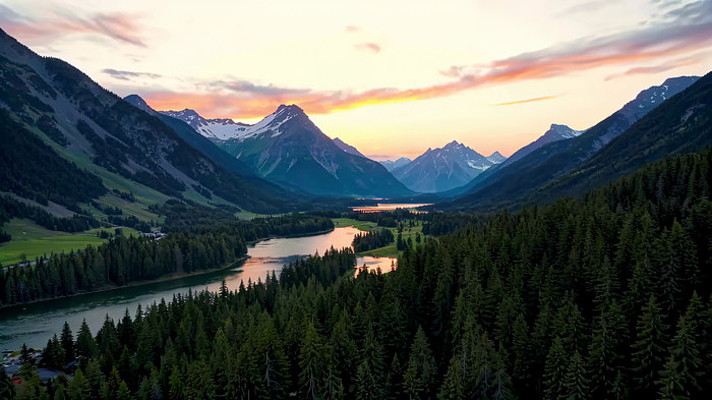 山间河谷森林日落全景 山间河谷森林日落全景