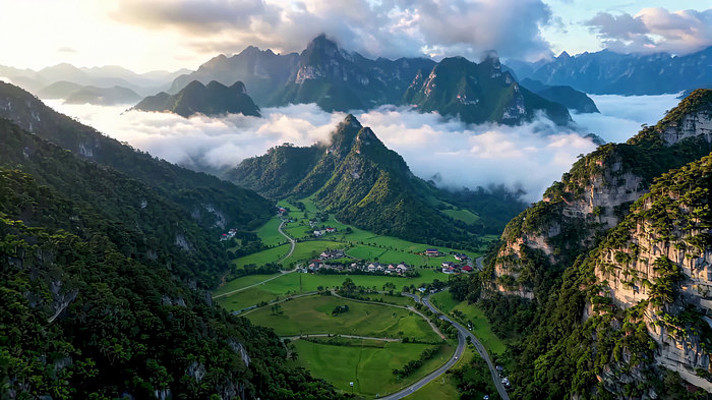山间云海与田园风光俯瞰 山间云海与田园风光俯瞰