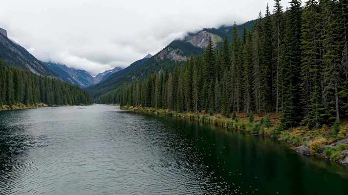 山林间湖泊自然风光 山林间湖泊自然风光