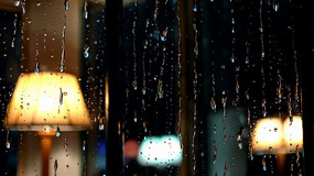 室内透过玻璃看雨滴滑落