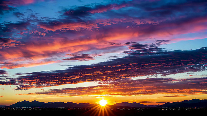 绚丽晚霞与远山日落景象 绚丽晚霞与远山日落景象