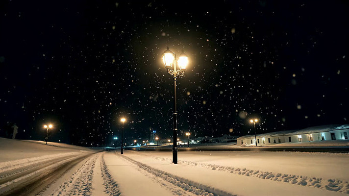 夜晚雪中街道与路灯景象