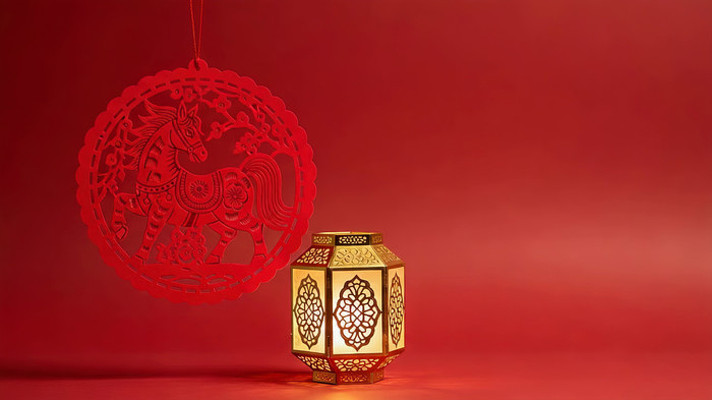 红色背景中式灯笼与马年剪纸素材