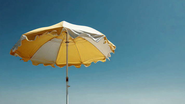 户外遮阳伞蓝天背景画面