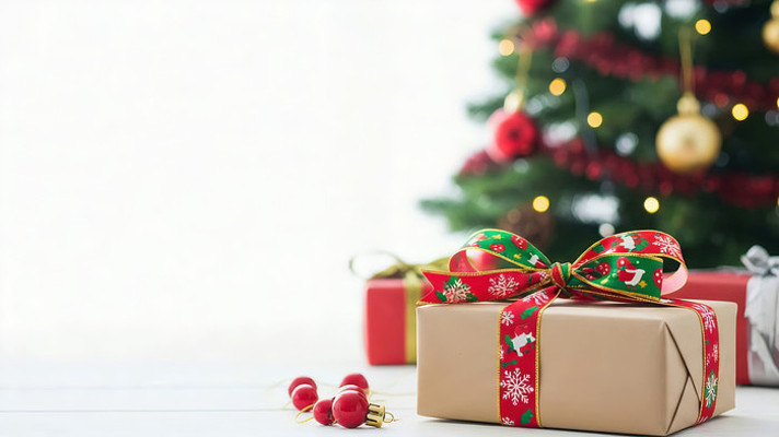 圣诞礼物与圣诞树特写
