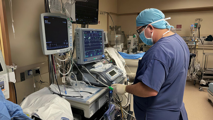 手术室医护人员操作医疗设备