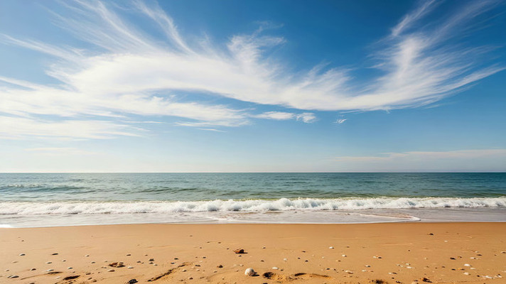 夏日蓝天白云下的海滩风光