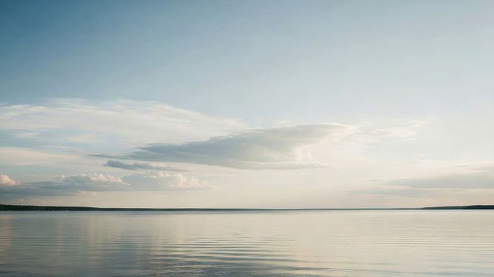 夏日平静湖面与蓝天白云风景