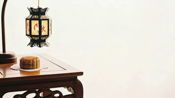 中式桌上月饼与中秋灯笼