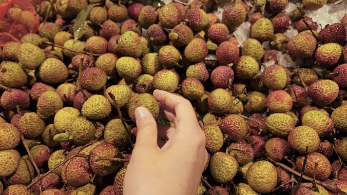在超市挑选荔枝