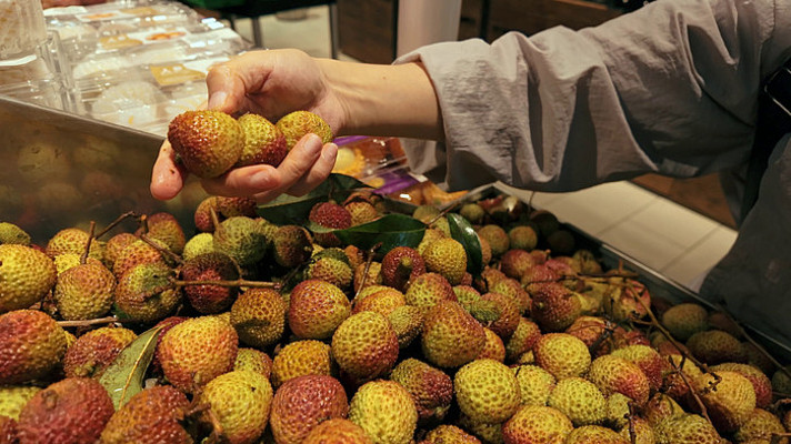 在超市挑选荔枝