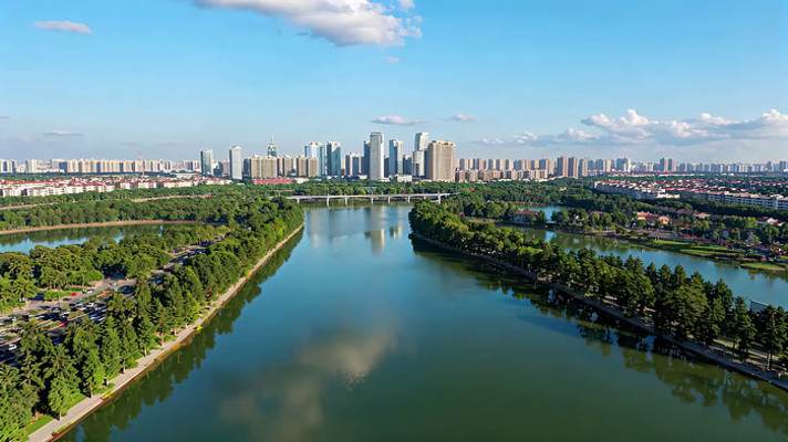 城市河流及远处高楼全景