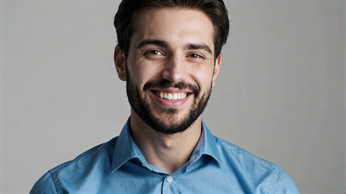 穿蓝衬衫男子微笑特写 穿蓝衬衫男子微笑特写