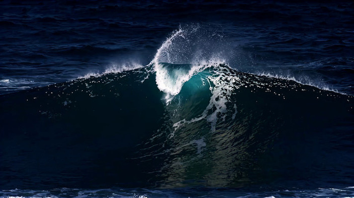 大海中翻涌的海浪特写 大海中翻涌的海浪特写