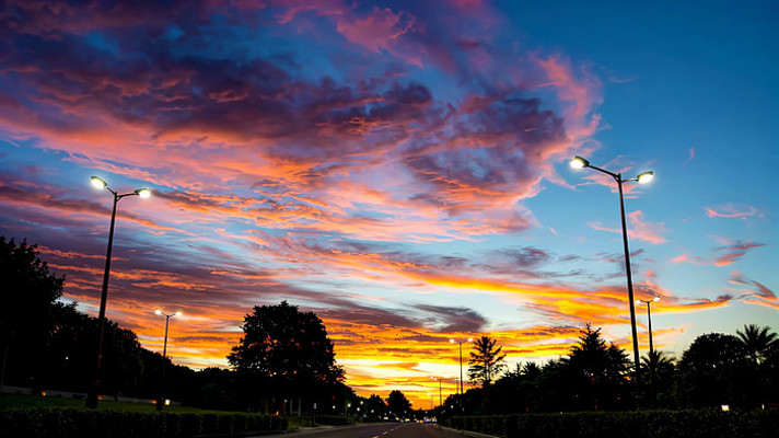 街道晚霞天空夜景