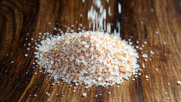 木桌上洒落的颗粒状调料 木桌上洒落的颗粒状调料